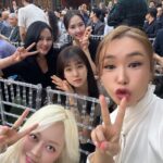Bae Yoon-jung Instagram - 결혼식갔다 사우나동생. 학원동생.스피카동생 다만나네😉 난왜 어딜가나 언니여🥲 보형아!!넘 아름답더라... 막둥이가 언제 이렇게커서 결혼을🙏 오늘 넘 행복해보이더라..👍👍 . . . #결혼식#하객룩#화이트오바였나#행복해👍