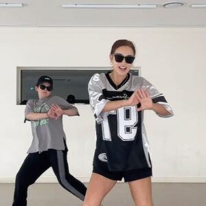 Bae Yoon-jung Instagram - 선글라스끼고 눈을가려야 자신감상승😎
근데  선글라스안벗겨지는거 넘 좋다그치??
승민아 고마워🩶
.
.
#역시음악은#옛날음악이최고#야마앤핫칙스#선글라스#스페쿨룸