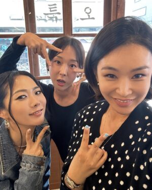 Bae Yoon-jung Instagram - 아니 있잖아요
오늘 밉지않는관종언니에 나와요...
세상센스있는 지혜가 불러줘서 냅다 다녀왔드랬죠
유부녀들 엄마들모이십쇼👍
근데 거짓말안하고 너무 우껴요.. 😎
6시15분에 업로드한데요  다들 뛰어가주세요❤️
.
.
#밉지않은관종언니 #엄마도좀쉬자 #이지혜#허니제이#배윤정