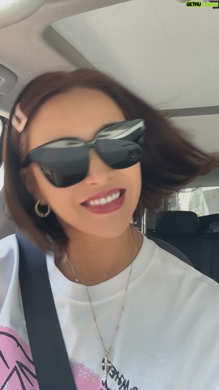 Bae Yoon-jung Instagram - 이렇게 고급미, 세련된디자인까지 이가격에 이런제품찾기힘들어요!!! (퀄리티에가성비최고) 특히 얼굴작아보이게하는 효과까아쥐😉 정말 맘에드는건 흔들고 뛰고난리부르스쳐도 흘러내리지않는게 최고!!👍👍 또 쌩얼가리기에 요만한거없어요 ㅋㅋ 자외선차단에 눈피로도까지 낮춰주는 스페쿨룸🩶 겁나게 쓰고다니십쇼😎 @bbaeeonni_shop