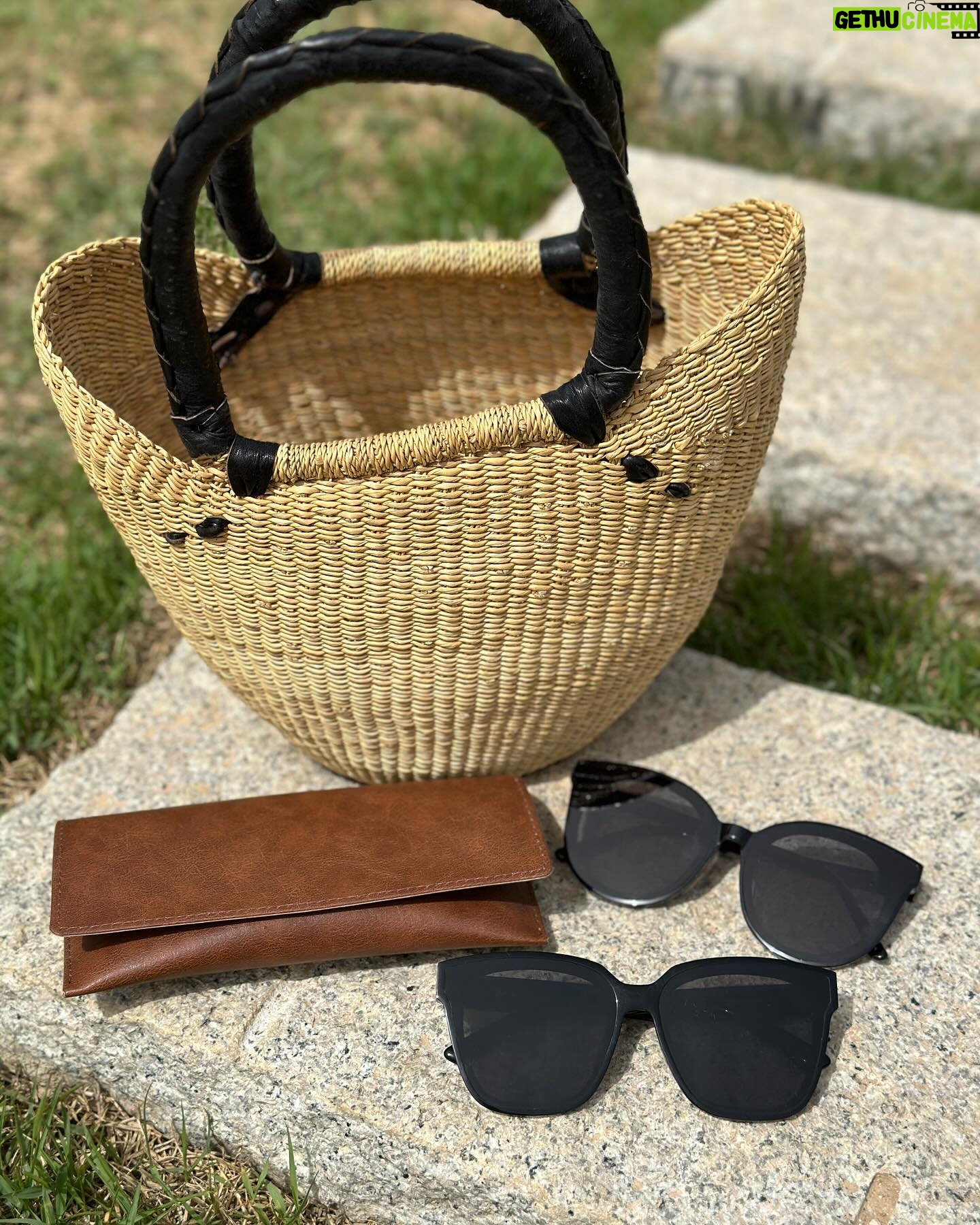 Bae Yoon-jung Instagram - 여름 필수아이템 선글라스🕶️ 저 선글라스 진짜많은디유 막 자주안쓰게되더라구여? 근데 이건 진짜 가볍기도하고 엄청쓰고다니게되용🫣 가격.디자인.간지 다잡은선글라스 찾기쉽지않아요 자외선100% 차단에 눈보호까지‼️ 그 누가써도 이상하게 잘어울리는 스페쿨룸👍 이가격에 아마 매일뽕빼실거에요😉 커플템으로도 추천합니다잉🩶 @bbaeeonni_shop