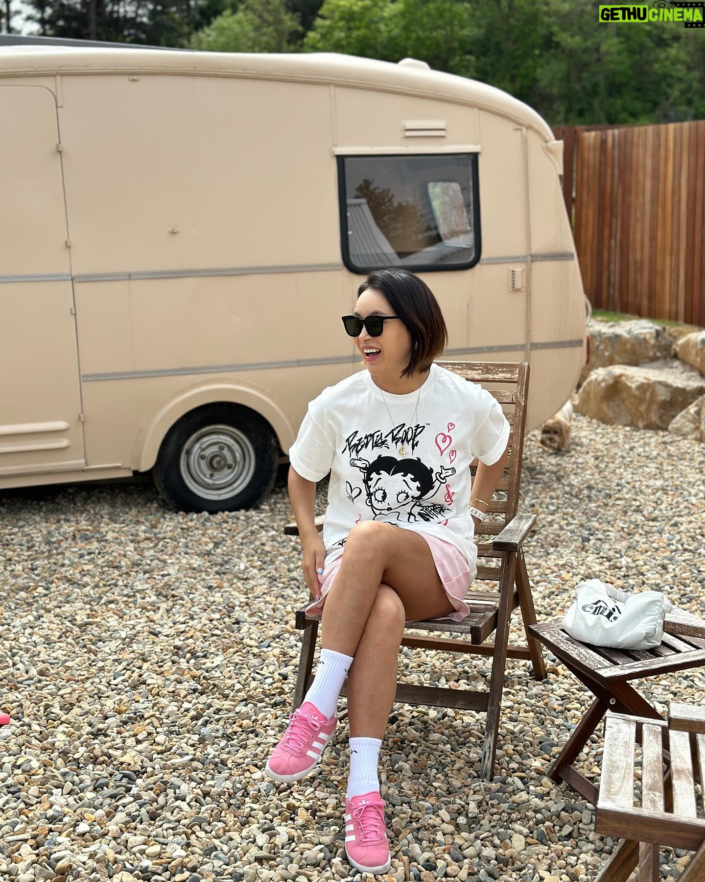 Bae Yoon-jung Instagram - 여름 필수아이템 선글라스🕶️ 저 선글라스 진짜많은디유 막 자주안쓰게되더라구여? 근데 이건 진짜 가볍기도하고 엄청쓰고다니게되용🫣 가격.디자인.간지 다잡은선글라스 찾기쉽지않아요 자외선100% 차단에 눈보호까지‼️ 그 누가써도 이상하게 잘어울리는 스페쿨룸👍 이가격에 아마 매일뽕빼실거에요😉 커플템으로도 추천합니다잉🩶 @bbaeeonni_shop