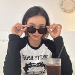 Bae Yoon-jung Instagram - 선글라스계절이 돌아왔습니다😎 뭐니뭐니해도 기본이최고🩶 . . . #선글라스#스페쿨룸#빼언니샵