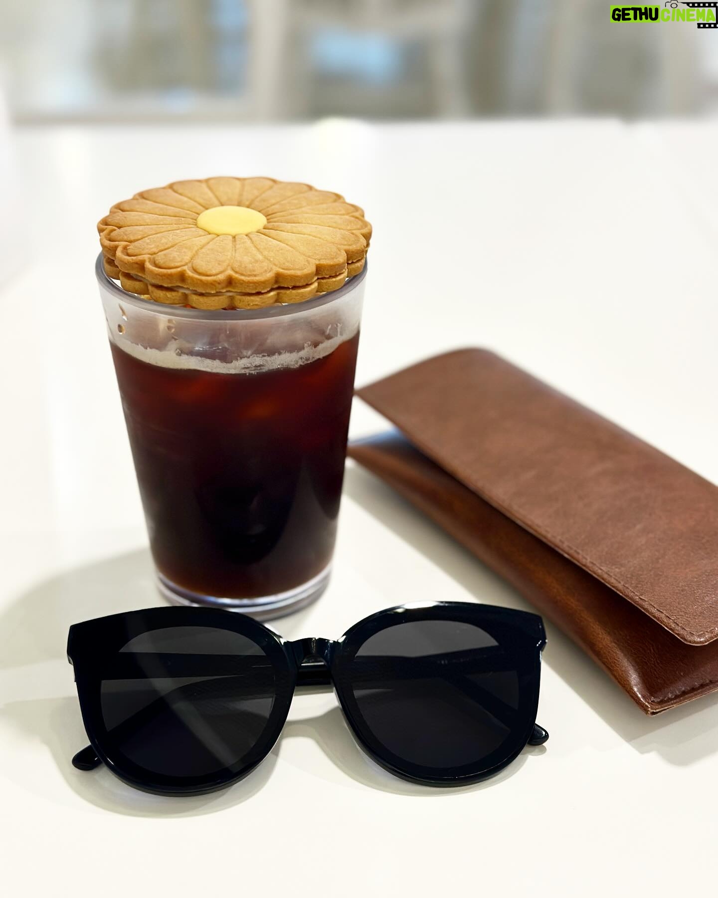 Bae Yoon-jung Instagram - 선글라스계절이 돌아왔습니다😎 뭐니뭐니해도 기본이최고🩶 . . . #선글라스#스페쿨룸#빼언니샵