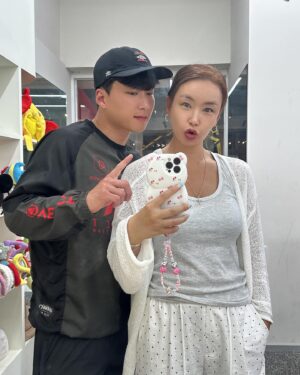 Bae Yoon-jung Instagram - 뭔가....
아들둘데리고 사진찍는 느낌이랄까...🫣