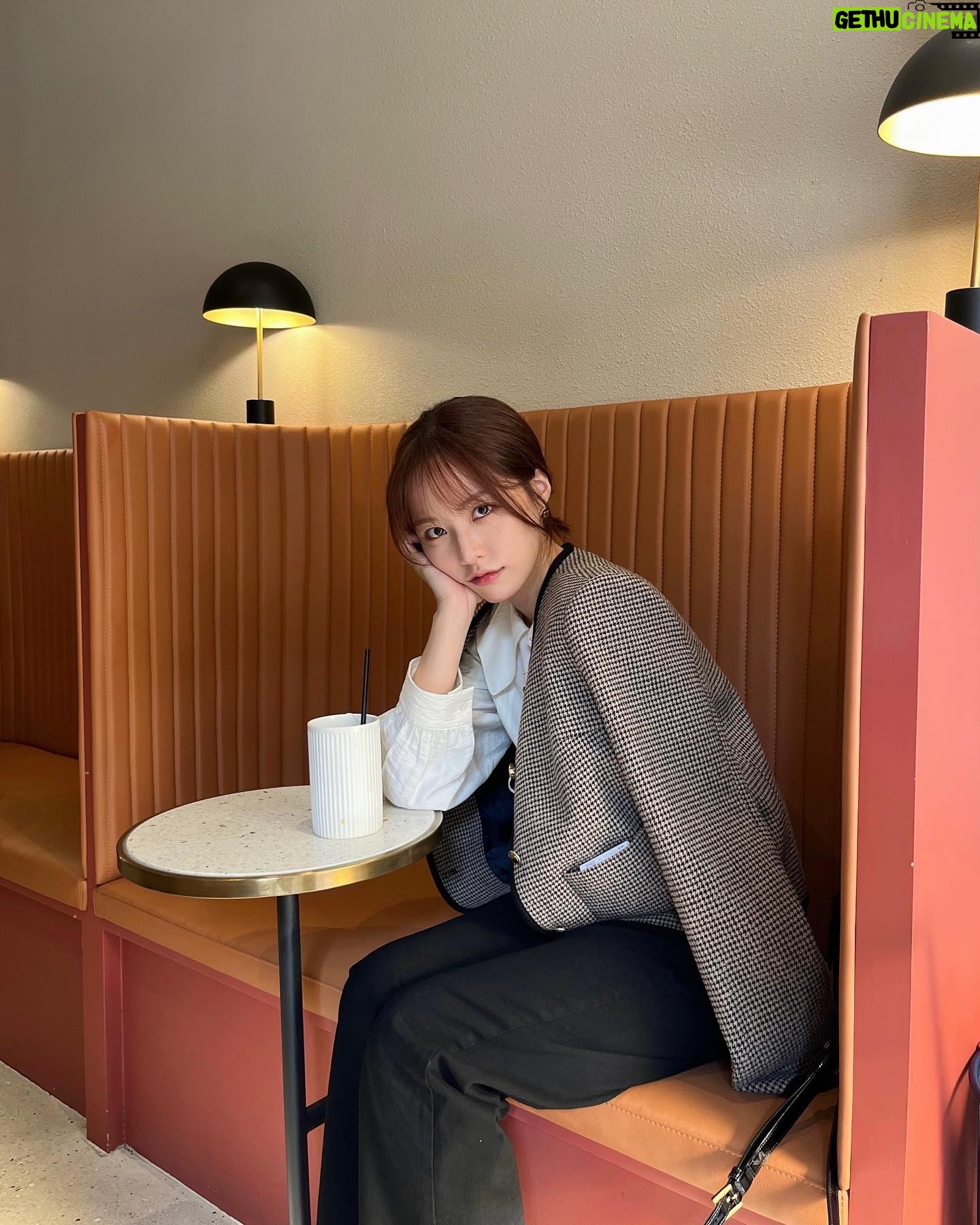 Bae Yoon-kyung Instagram - 주머니에 알러지약 필수.🍂🤧💊