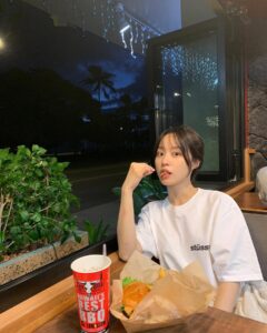 Bae Yoon-kyung Instagram - 🌊🌴🍟