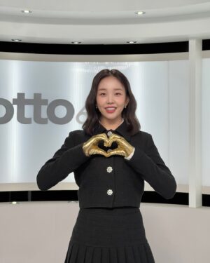 Baek A-yeon Instagram - 설날 일주일 앞두고! 
행복드림 로또 6/45 황금손으로 초대해주셔서 감사합니다🫶🏻

#로또 #황금손