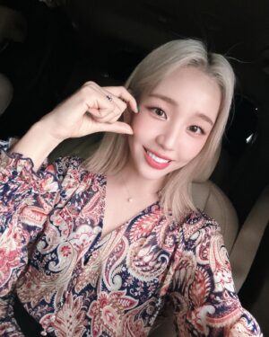 Baek A-yeon Instagram - 주말 끄읕🫶🏻