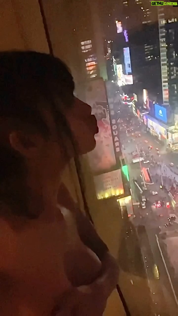 Bai Ling Instagram - Like my hotel 36 floor #amazing view of #timesquare ? I love it, so beautiful π₯πππποΈπππΉπ Just got So busy in nyc, so much to do never have enough of time. And still lots of friends I did not have time to see and hanging out, believe me I would love to see you, and next time I will try. And I will text you. But for now itβs super late Good night everyone from #nyc #newyorkcity ππ Click the link in my bio for my @bailinghollywoodpopularshop @quarantineromancee #bailinghollywoodshop for shopping ππποΈ Cookie: Life is a gift I love my life, hope you do too. Remember if you are looking for beauty and magic and beautiful gifts thatβs what you are going find, go look for it. Anything you donβt like in your life, just simply change the direction. You are the driver. Love from #newyork π₯ππ #bailing #hollywood #fashion #η½ιι»ε½± #η½ιζε° #bailingmovie #bailingfashion #style #healthylifestyle #healthyeating #healthyrecipes #healthyliving #healthylife #positivevibes #positivequotes #positivethoughts #positivemindset #positiveenergy #bailingbeautysecret #η½ιι»ηε°θ »θ
° #η½ιεη #ε₯θΊ« #workout #workoutmotivation