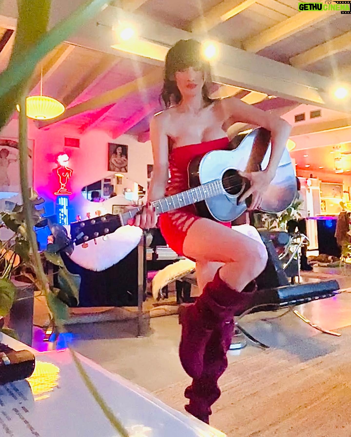 Bai Ling Instagram - Click the link in my bio for new #2024 gifts I made for you in my #fashionshop @bailinghollywoodpopularshop @quarantineromancee Sharing 10 candid photos of me last night in a #stunning #christmas #party which one do you want like? What a #fun #christmasdinner party I had so much fun with my friends, #eating #playingcards #dancing #tellingjokes playing #guitar and just chill … Thank my friends for inviting me, to this #amazing #hollywood house party watching the beautiful city view of #losangeles and just feel the #christmasfeeling of love and contentment of #harmony …….. I love #holidayseason because I get to connect with normal life and people in a very beautiful normal way, I love life when it is in a beautiful harmony , everything seams so natural and at ease, that’s exactly what I had and thats magical to me. Grateful! Cookie: I am not looking, but my heart is open and excited to receiving beautiful magical things, to allow and to welcome another levee of #abundance and new love into my life. I give permission to Angels to show me amazing #miracles in the new 2024. Love from #Hollywood 💝😛🛍 #bailingmovie #fashion #healthylifestyle #bailingfashion #白靈 #白靈電影 #白靈時尚 #白靈的小蠻腰 #positivevibes