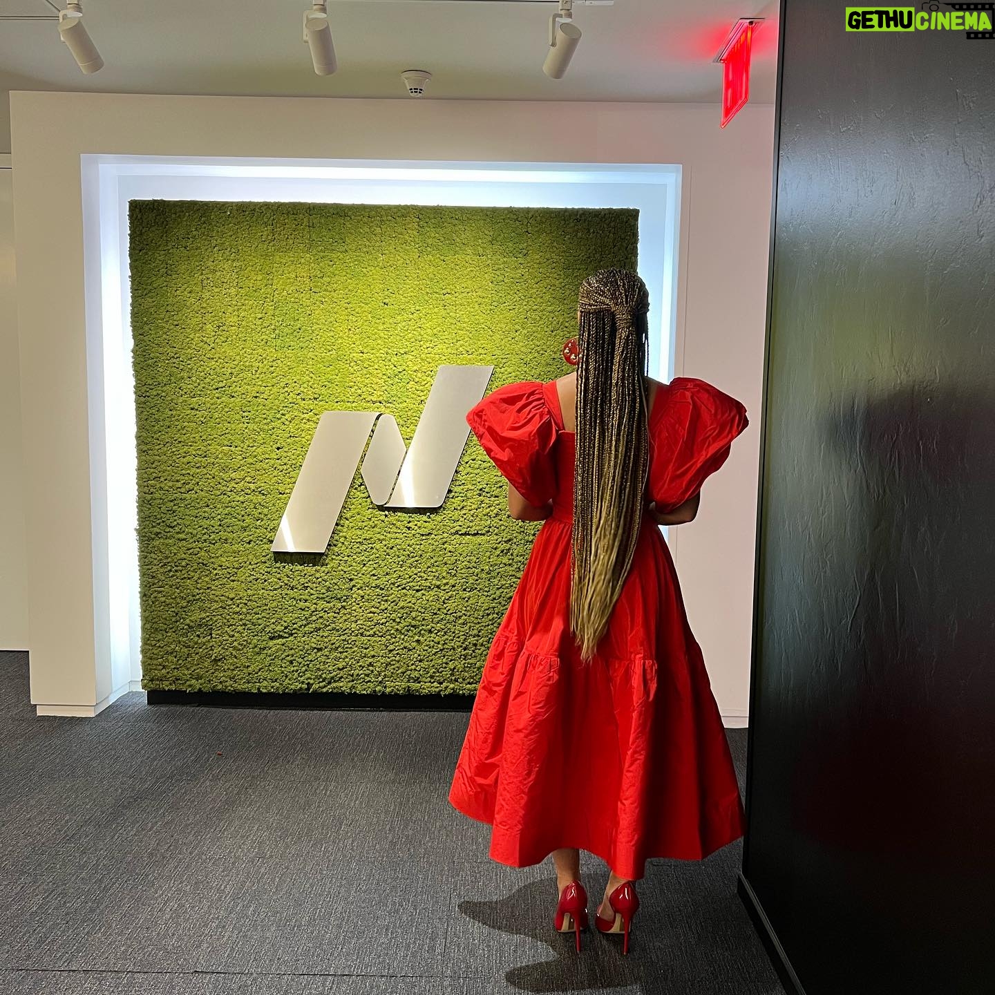 Bailey Bass Instagram - International day of the girl w/ @nasdaq @teenvogue and @culturehousemedia ❤️❤️❤️ Thank you for having me. What a lovely morning with so many inspiring women and girls. Hair: @hairbycassy Hair asst: @indiawilliamshair Makeup: @sandy_nicha Styling: @andrewgelwicks Styling asst: @k.gleason4 Tailoring: @migpena #dayofthegirl #nasdaq
