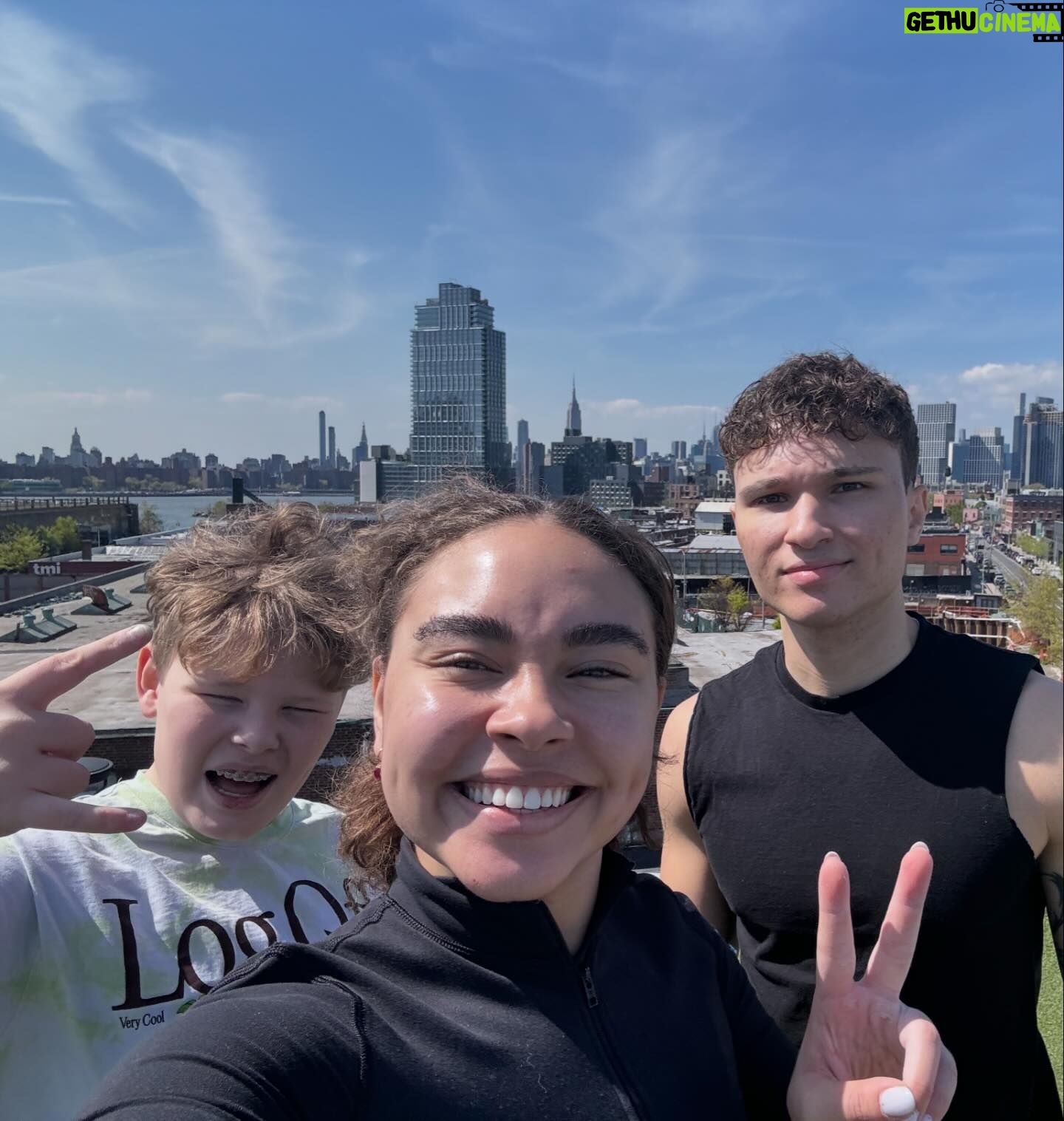Bailey Bass Instagram - It’s spring and my life has been blossoming in such a beautiful way. I’ve recently started meditating and it is LIFE CHANGING✨ I could not recommend it more. I pray all you lovelies are doing oh so well. I’m sending you all virtual hugs💕🪐🌟🤍