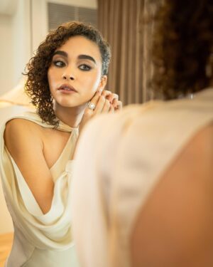 Bailey Bass Instagram - My first oscar red carpet moment was created in under two weeks with the help of an incredibly talented team. Thank you to @redcarpetgreendress and @suzyamiscameron for this opportunity to show that sustainable fashion can be beautiful and elegant!!!
And thanks a million to @voguemagazine and @iangmalone for covering my first Oscars💋✨
Congrats to @avatar on their win for VFX💙💙💙

Styling: @andrewgelwicks in custom @zacposen @rcgdisglobal dress and custom @katespadeny bag
Hair: @hairbycassy using @curlsmith_official 
Makeup: @karinamilan__ 
Nails: @beauty_gardenbytatiana 

#oscars #academyawards #avatarthewayofwater #tsireya #sustainablefashion