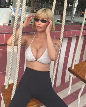 Bambi Watanabe Instagram - Ibiza前に３回目の
@select_shinjuku にピコレーザートーニングとMIXピーリングしにいってきたよ🌞
海外では結構肌とか荒れるタイプなんだけど（水とか飛行機とかで）
今回まったく荒れませんでした！！
しかもファンデーションと日焼け止め忘れて下地のみですごしてた笑笑
この写真ノー加工よ😇✨✨

それでも気にならないくらい肌ピカピカになった！✨
ほんとに通い続けたい施術💞
ありがとうございました🥰
#セレクトクリニック
#SELECTCLINIC
#ピコレーザートーニング
#MIXピーリング