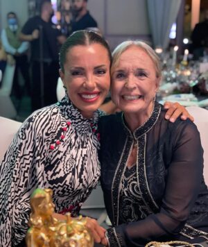 Banu Akdeniz Instagram - Canım Serpil Ablam,seninle aynı podyumda yan yana ödül almak o kadar gurur vericiydi ki mutluluğumu tarif etmek için kelimeler yetersiz kalır,Rabbim varlığınızı hayatımızdan hiç bir zaman eksik etmesin inşallah❤️🧿 @hercaidizi @serpiltamur #birzamanlarçukurova