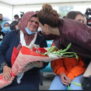 Banu Akdeniz Instagram - Evladını kaybetmiş bir annenin gözlerinin içini acıdan mutluluğa çevirmekten başka daha güzel ne olabilir🙏Ayşe annem,Sezer teyzem ,kardeşleri Erenimizin ,Orkunumuzun emanetleri bizlere,diğer şehit ailelerimiz gibi.Onlara verebileceğimiz en büyük şey evlatlarının hatıralarının yaşaması yaşatılması.Herkese Hayırlı Cumalar Rabbim tüm şehit ailelerimize sabır versin,şehitlerimizinde yattığı yeri cennet mekanı eylesin inşallah🙏 #erenbülbülözeleğitimanaokulu #orkuneyicekütüphanesi #ordu