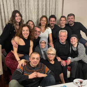 Banu Akdeniz Instagram - 2022 nefes alan hiç bir canlıyı üzme, birliğimizi dirliğimizi bozma yüzümüzden gülücükleri eksik etme yüzümüzden maskeleri at, bütün güzellikleri yaşat bize yoksa bozuşuruz 🥰AKDENİZ AİLESİNDEN HERKESE SELAMLAR SEVGİLER @ay.segul527 @burhanakdeniz @orhan_akdenizz @kazimakdeniz @birkanakdeniz @iremkondayakdeniz @zulal_akdeniz @melteemakdeniz @nurtenakdeniz @sametakdeniiz #gülhanımakdeniz #turanakdeniz 🙏🧿🎄 #2022hoşgeldin