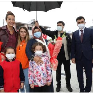 Banu Akdeniz Instagram - Şehit Eren Bülbül Özel Eğitim Anaokulu’nun ilk öğrencisi İlayda ile berabere kırk çocuğum daha var 🥰Daha rabbimden ne isterim ki binlerce kere şükürler olsun 🙏”İyi ki varsın Eren”yattığın yer cennet mekanı olsun inşallah 🙏 Annesi Ayşe Teyzem hepimizin annesi kardeşi @zeyneep_bulbul hepimizin kardeşi,Şehitlerimizi unutmayalım unutturmayalım ,bu vatanı onlara borçluyuz 🙏