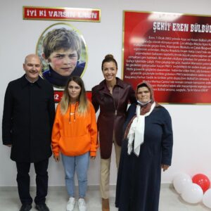 Banu Akdeniz Instagram - Şehit Eren Bülbül Özel Eğitim Anaokulu’nun ilk öğrencisi İlayda ile berabere kırk çocuğum daha var 🥰Daha rabbimden ne isterim ki binlerce kere şükürler olsun 🙏”İyi ki varsın Eren”yattığın yer cennet mekanı olsun inşallah 🙏 Annesi Ayşe Teyzem hepimizin annesi kardeşi @zeyneep_bulbul hepimizin kardeşi,Şehitlerimizi unutmayalım unutturmayalım ,bu vatanı onlara borçluyuz 🙏