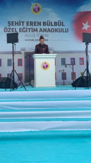 Banu Akdeniz Instagram - Rabbime binlerce şükürler olsun ki hayalimi gerçektirmeyi bana nasip etti. Eren Kardeşim “İyi ki varsın”ben seni unutturmamak için elimden geleni yapmaya çalıştım ve nasip oldu.Şehitlerimizi unutturmayalım unutmayalım🙏Şehitler ölmez Vatan bölünmez.Sayın bakanımız @suleyman_soylu bizi bu güzel günde yalnız bırakmadı çok teşekkürler.#erenbülbül @zeyneep_bulbul 🙏Benim artık çok çocuğum var 🙏🧚Rabbim herkese nasip etsin inşallah