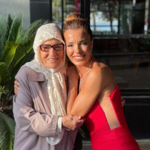 Banu Akdeniz Instagram - Haftaya ana kraliçemle onun güzel, hayırlı dualarıyla başlamak ne mutlu bana.Rabbim büyüklerimizi başımızdan eksik etmesin,bizleri ayakta tutan onların duaları 🙏🧚 #gülhanımakdeniz Canımın içi babaannem❤️