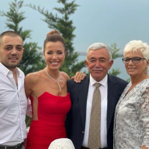 Banu Akdeniz Instagram - Biz bu kadarız işte ❤️ @kazimakdeniz @ay.segul527 #turanakdeniz rabbim hiçbirinin yokluğunu göstermesin inşallah🙏Hayırlı pazarlar 🧚#anne #baba #kardeş