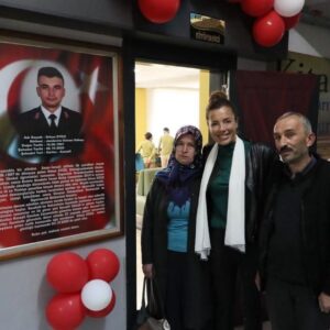 Banu Akdeniz Instagram - Yine çok şükür Rabbim’e bugünde Şehit jandarma Onbaşı Orkun Eyice kütüphanemizin açılışını dualarla yaptık.Başta Ordu Valimiz Tuncay Sonel ve Ordu Milli Eğitim Müdürü  Mehmet Fatih Vargeloğlu olmak üzere emeği geçen herkese sonsuz teşekkürler.Şehitlerimizi unutmayalım unutturmayalım onlar bizler için gözlerini kırpmadan canlarını feda ediyorlar,isimleri yaşatalım🙏#şehitorkuneyice  #ordukumruilçesi