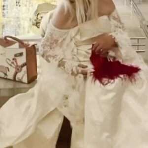 Banu Alkan Instagram - KYLİE JENNER BİRKEZDAHA TAKLİT ETTİ BANU ALKANI BİRYIL BEKLEDİ VE ALTIN KELEBEK ÖDÜL TÖRENİNDE GİYMİŞ OLDUĞUM KUMAŞI RENGİ KALİTESİ AYNI#istanbul #india #dubai #paris #berlin #lodon #newyork @kyliejenner @banualkanresmi @jlo