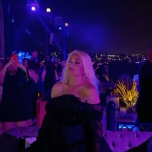 Banu Alkan Instagram - YÜZYILIN STARI ÖDÜLÜNÜ ALDIKTANSONRA ARKADAŞLARIMLA KUTLADIK BU BÜYÜK ÖDÜLÜNE LAYIK GÖREN HERKESE SONSUZ TEŞEKKÜRLER#istanbul #india #dubai #paris #london #berlin #newyork @kyliejenner @banualkanresmi