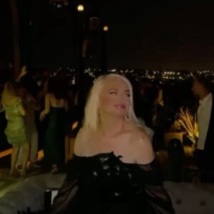 Banu Alkan Instagram - YÜZYILIN STARI ÖDÜMÜ ALDIKTAN SONRA ARKADAŞLARIMLA DANS EDEREK KUTLADIK#newyork #istanbul #paris #london #india #dubai #berlin @kyliejenner @jlo  @banualkanresmi