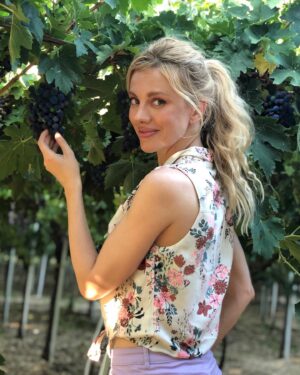 Bar Paly Instagram - Wishing everyone a Happy Jewish New Year, full of laughter, peace & love 🙏🍏🍯 #ShanaTova #שנהטובה לכולם. ❤️