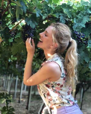 Bar Paly Instagram - Wishing everyone a Happy Jewish New Year, full of laughter, peace & love 🙏🍏🍯 #ShanaTova #שנהטובה לכולם. ❤️