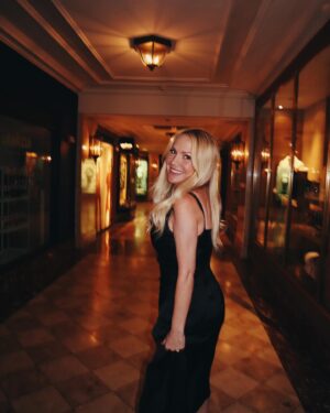 Barbara Alyn Woods Instagram - In 1955, my parents Alan and Patricia Woods spent their honeymoon at @thedrakechicago $14.50 for the night. I am celebrating their 68th anniversary here and feeling their presence in every corner of this historic, elegant hotel. I see my mom in the mirror, my dad watching the tv (that was included in the room!) Thank you Drake for staying true to history and for keeping my family’s memories alive. @pwoods1129 @sharonpalm @cdsnk @robruto @natalynlind @emilylind @alyviaalind @kaicaster