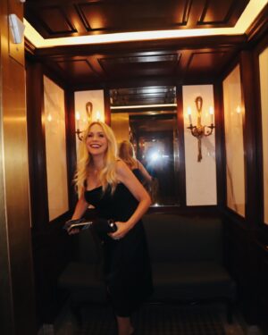 Barbara Alyn Woods Instagram - In 1955, my parents Alan and Patricia Woods spent their honeymoon at @thedrakechicago $14.50 for the night. I am celebrating their 68th anniversary here and feeling their presence in every corner of this historic, elegant hotel. I see my mom in the mirror, my dad watching the tv (that was included in the room!) Thank you Drake for staying true to history and for keeping my family’s memories alive. @pwoods1129 @sharonpalm @cdsnk @robruto @natalynlind @emilylind @alyviaalind @kaicaster