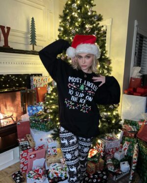 Barbara Alyn Woods Instagram - Merriest CHRISTMAS!!!! 🎄❤️🎄
Thank you @ms._.cable @xshelbjo_ for the incredible stay