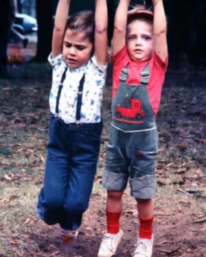 Bárbara Muschietti Instagram - Feliz cumple aparato!!!! Happy Birthday @andy_muschietti. 
49 añitos desde que llegaste al mundo. Que honor tenerte de hermano.