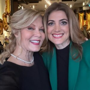 Barbara Niven Instagram - This week’s #throwbackthursday isn’t from very long ago, but in honor of the new #HannahSwensenMystery I wanted to share a few behind the scenes shots taken with some of the amazing cast and crew I get to work with. 💞 It was such a blast making this film! We hope you love it as much as we loved making it. 🥰

“Carrot Cake Mystery: A Hannah Swensen Mystery” premiers tomorrow (Friday) May 19th, 9/8c! 🕵️‍♀️🔍

#hallmarkmoviesandmysteries #sleuthers #carrotcakemurder #hallmarkmystery