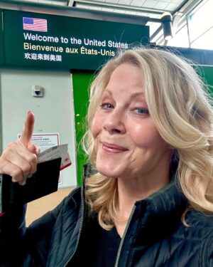 Barbara Niven Instagram - And that’s a wrap! I’m at Vancouver Airport, going back to rainy LA. (We desperately need rain, but really do we need to get it all at once?!!!) 

Thinking back on the last couple of weeks, it’s been an amazing time both personally and professionally. I stayed in the same house with @alisweeney, and every night we would work on lines over our fave red wine, and talk about what it means to be a woman, how much we love our families and how fast they are growing, and about our journeys in this business. I love her like my own daughter. 

￼I’m so glad they are bringing Hannah Swensen mysteries ￼back, thank you @hallmarkmovie. Delores is one of my favorite characters I’ve ever gotten to play. Every time I put on her red lips, I just feel sassier. 

￼It was very hard to say goodbye to Ali and the crew yesterday. ￼But as much fun as it is to do this job… playing with people that I love… it is true what Dorothy said. There’s no place like home. ❤️

#HannahSwensen #Sleuthers