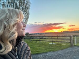 Barbara Niven Instagram - This was my first night here, and as I took an evening stroll, this is what I was looking at. God is an amazing artist! 🌅 💖