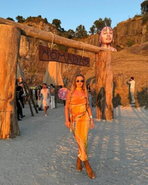 Bárbara Parada Instagram - Sinfonia de cores e melodias⛰️🎶🌄🪇🤸🏼‍♀️🧡