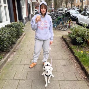 Barbara Sloesen Instagram - Barbara maart 2024: “maar ik ga echt niet zo’n vrouw worden die onverzorgd de deur uitgaat omdat de hond uit moet.”

Barbara april 2024: