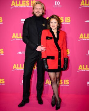 Barbara Sloesen Instagram - Ik had even een dag nodig om bij te komen van de waanzinnige Première van @allesiszoalshetzoumoetenzijn ! 
En terwijl ik dit typ lig ik eerlijk gezegd nog steeds voor pampus. Maar wat een waanzinnige avond die we met zoveel lieve mooie mensen mochten delen. Mijn liefde, familie, vrienden & de beste collega’s!!
Het was echt een eer om weer in de huid van de ongeremde, directe Iris te kruipen. Ik hoop dat jullie allemaal net zo gaan genieten van de film als wij hebben gedaan tijdens het maakproces! Want er hebben toch weer knallers aan deze film gewerkt! 
Bedankt voor wederom het vertrouwen en de fijne samenwerking, op naar nog veel meer! Ik vind dat we echt iets moois, grappigs & ontroerends hebben gemaakt, trots!

En nog een kleine shout out naar mijn lief die mij altijd steunt, ook wanneer ik na het draaien thuis kwam en hij nog een paar uur met Iris te dealen kreeg voor ‘ik’ weer geland was. 💕 

Vanaf vandaag in de bioscoop! Laat vooral weten wat jullie ervan vinden, ik ben benieuwd!

📸 @annemiekevandertogt