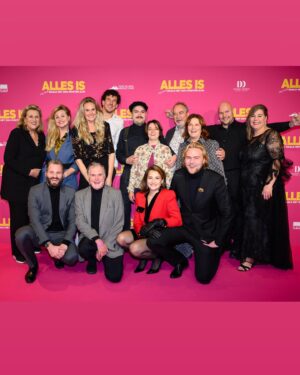 Barbara Sloesen Instagram - Ik had even een dag nodig om bij te komen van de waanzinnige Première van @allesiszoalshetzoumoetenzijn ! 
En terwijl ik dit typ lig ik eerlijk gezegd nog steeds voor pampus. Maar wat een waanzinnige avond die we met zoveel lieve mooie mensen mochten delen. Mijn liefde, familie, vrienden & de beste collega’s!!
Het was echt een eer om weer in de huid van de ongeremde, directe Iris te kruipen. Ik hoop dat jullie allemaal net zo gaan genieten van de film als wij hebben gedaan tijdens het maakproces! Want er hebben toch weer knallers aan deze film gewerkt! 
Bedankt voor wederom het vertrouwen en de fijne samenwerking, op naar nog veel meer! Ik vind dat we echt iets moois, grappigs & ontroerends hebben gemaakt, trots!

En nog een kleine shout out naar mijn lief die mij altijd steunt, ook wanneer ik na het draaien thuis kwam en hij nog een paar uur met Iris te dealen kreeg voor ‘ik’ weer geland was. 💕 

Vanaf vandaag in de bioscoop! Laat vooral weten wat jullie ervan vinden, ik ben benieuwd!

📸 @annemiekevandertogt