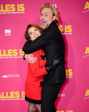 Barbara Sloesen Instagram - Ik had even een dag nodig om bij te komen van de waanzinnige Première van @allesiszoalshetzoumoetenzijn ! 
En terwijl ik dit typ lig ik eerlijk gezegd nog steeds voor pampus. Maar wat een waanzinnige avond die we met zoveel lieve mooie mensen mochten delen. Mijn liefde, familie, vrienden & de beste collega’s!!
Het was echt een eer om weer in de huid van de ongeremde, directe Iris te kruipen. Ik hoop dat jullie allemaal net zo gaan genieten van de film als wij hebben gedaan tijdens het maakproces! Want er hebben toch weer knallers aan deze film gewerkt! 
Bedankt voor wederom het vertrouwen en de fijne samenwerking, op naar nog veel meer! Ik vind dat we echt iets moois, grappigs & ontroerends hebben gemaakt, trots!

En nog een kleine shout out naar mijn lief die mij altijd steunt, ook wanneer ik na het draaien thuis kwam en hij nog een paar uur met Iris te dealen kreeg voor ‘ik’ weer geland was. 💕 

Vanaf vandaag in de bioscoop! Laat vooral weten wat jullie ervan vinden, ik ben benieuwd!

📸 @annemiekevandertogt
