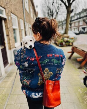 Barbara Sloesen Instagram - Ik ben opnieuw verliefd en het is zonder schuldgevoel, want sinds twee weken is Charlie in ons leven. Vanaf de straten van Călărași in Roemenië via @animalinneed bij ons. Gebroken staartje met gelijmd hart. Eigenlijk is ze al niet meer weg te denken uit ons leven, maar onlangs merkte ik echter dat ik wat ziekig begon te worden. Vroeger hebben wij altijd honden en katten in huis gehad en dat ging altijd goed, dus een allergie was niet het eerste wat in me opkwam. Helaas kan een allergie later opeens voorkomen. Dus, hup, ik een bloedtest doen en ja hoor: de bevestiging waarvan ik hoopte dat-ie nooit zou komen. Wie heeft dit bedacht? Een dieren allergie vind ik de gemeenste in zijn soort. 
Gelukkig zijn er wel ‘middeltjes’ voor zoals allergiepillen. Met liefde slik ik die voor onze lieve Charlie, maar mochten mensen hier gouden tips hebben… Roep! Ik zal je eeuwig dankbaar zijn, want onze Charlie aka Charles aka Charleston gaat niet meer weg!
