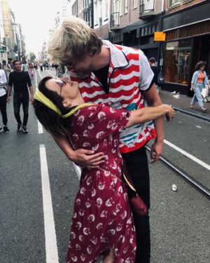 Barbara Sloesen Instagram - Pas nu ik ons ken weet ik wat ware liefde is. Of we nu zwieren door de stad, dansen in de badkamer, zingen onder de douche, knuffelen tot we in slaap vallen, drinken, drinken met vrienden, praten zonder stop, stil zijn wanneer nodig, lachen om en met elkaar, muziek maken, scènes oefenen, ons eigen taaltje spreken..Jij bent het altijd!♥️ 
Gefeliciteerd mijn allerliefste! 31!! @hofmanjoost