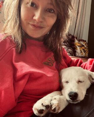 Barbara Sloesen Instagram - Ik ben opnieuw verliefd en het is zonder schuldgevoel, want sinds twee weken is Charlie in ons leven. Vanaf de straten van Călărași in Roemenië via @animalinneed bij ons. Gebroken staartje met gelijmd hart. Eigenlijk is ze al niet meer weg te denken uit ons leven, maar onlangs merkte ik echter dat ik wat ziekig begon te worden. Vroeger hebben wij altijd honden en katten in huis gehad en dat ging altijd goed, dus een allergie was niet het eerste wat in me opkwam. Helaas kan een allergie later opeens voorkomen. Dus, hup, ik een bloedtest doen en ja hoor: de bevestiging waarvan ik hoopte dat-ie nooit zou komen. Wie heeft dit bedacht? Een dieren allergie vind ik de gemeenste in zijn soort. 
Gelukkig zijn er wel ‘middeltjes’ voor zoals allergiepillen. Met liefde slik ik die voor onze lieve Charlie, maar mochten mensen hier gouden tips hebben… Roep! Ik zal je eeuwig dankbaar zijn, want onze Charlie aka Charles aka Charleston gaat niet meer weg!