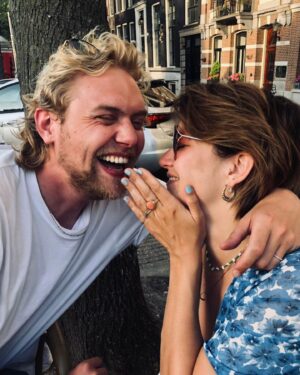 Barbara Sloesen Instagram - Pas nu ik ons ken weet ik wat ware liefde is. Of we nu zwieren door de stad, dansen in de badkamer, zingen onder de douche, knuffelen tot we in slaap vallen, drinken, drinken met vrienden, praten zonder stop, stil zijn wanneer nodig, lachen om en met elkaar, muziek maken, scènes oefenen, ons eigen taaltje spreken..Jij bent het altijd!♥️ 
Gefeliciteerd mijn allerliefste! 31!! @hofmanjoost