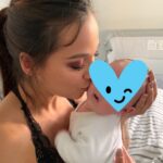 Barbara Lune Instagram – Bientôt deux mois mon trésor !!!
Ça passe tellement vite !!! 💙💙💙 Et en même temps c’est dur, dur d’avoir constamment peur que tu arrêtes de respirer dans ton sommeil, dur de se foutre le nôtre en l’air lol, de ne presque pas avoir le temps de prendre une douche, de s’habituer a ce nouveau corps qui a porté la vie, dur d’être constamment inquiète, de te voir pleurer,… On se sent tellement débordé souvent … Mais tu es le plus cadeau du mooooonde entier petit ange 💙
C’est cliché mais on se demande vraiment comment on a pu faire sans toi tout ce temps !
Il y a tellement de choses que l’on comprend une fois parent… 💙💙💙 Papa et maman t’aiment plus que tout 💙
@djniko_sainttropez